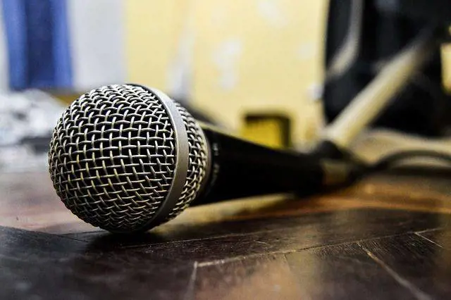 Cantante messicana perde l'assorbente mentre è in diretta TV