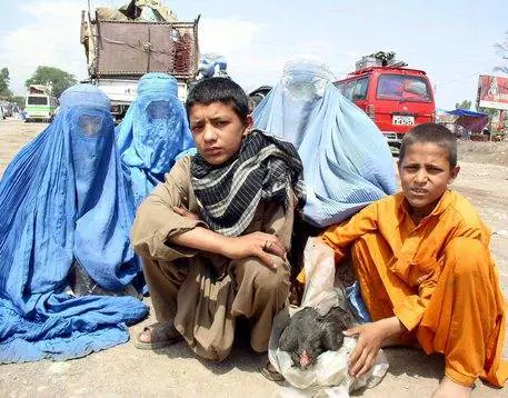Centomila profughi afghani pronti a entrare in Europa: tensioni al confine ungherese
