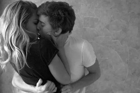 "Baciare una 14enne (anche consenziente) è violenza sessuale"