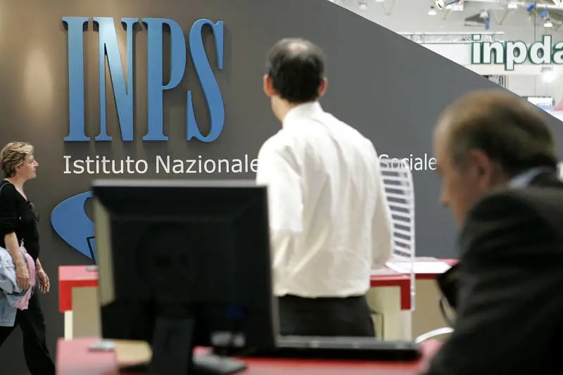 La scure dell'Inps sulle pensioni d'oro: "Tagli per 250mila persone". Ma il governo frena