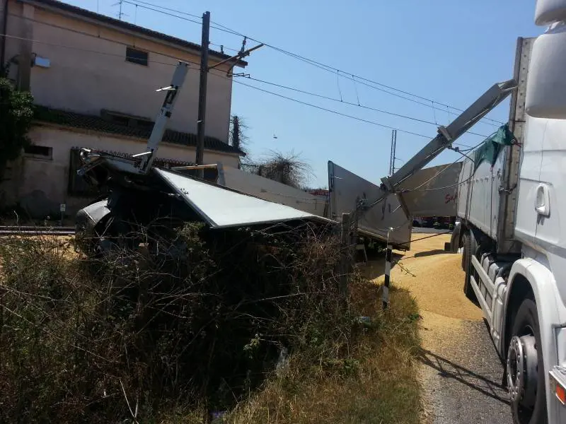 Chiede indicazioni ai carabinieri, il tir finisce travolto dal treno