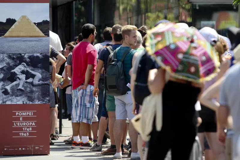 File davanti alle biglietterie dopo la chiusura degli Scavi di Pompei
