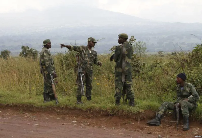 Soldati congolesi vicino alla città di Kibumba, al confine con il Rwanda