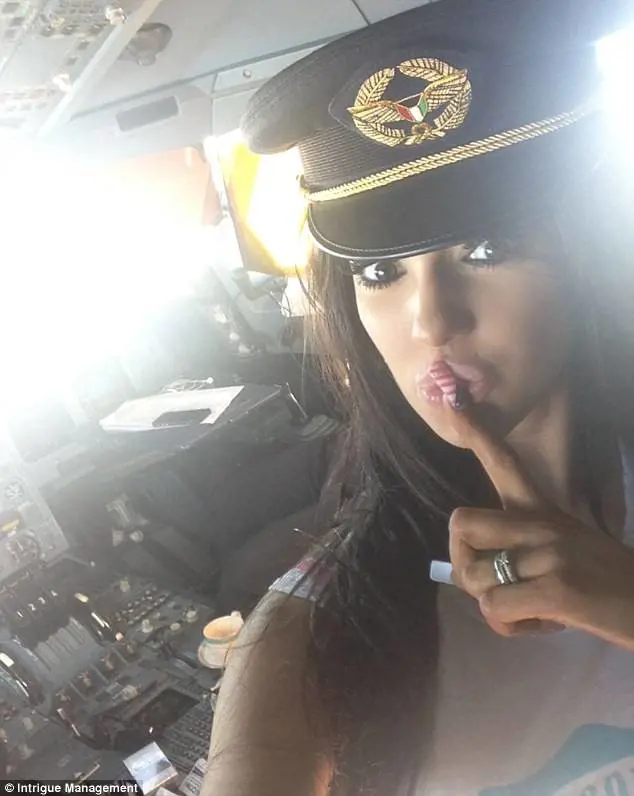Chloe Khan guida l'aereo della Kuwait Airways
