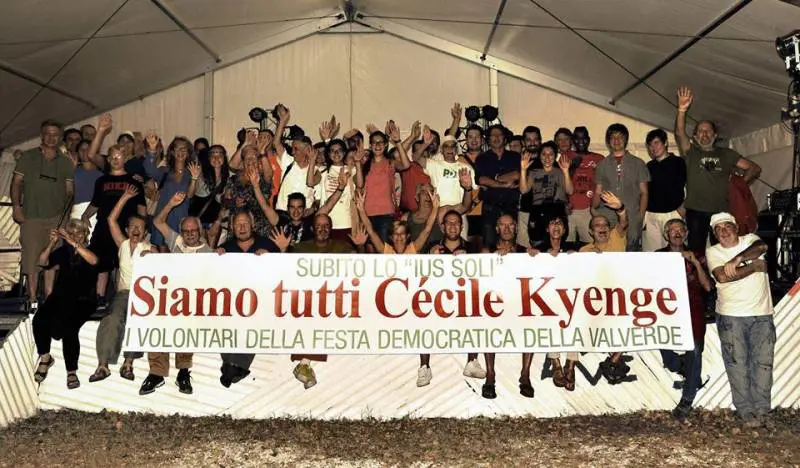 "Via i vu' cumprà dalla Festa dell'Unità". Anche il Pd è razzista?