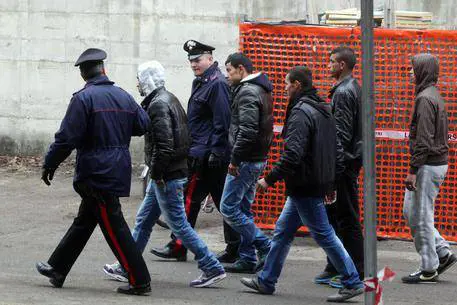 "I profughi sono aggressivi". Avevano difeso un imam violento, ma il prefetto li lascia girare in città
