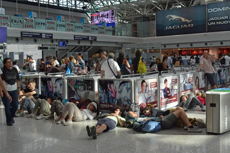 Ancora ritardi dei voli in partenza da Fiumicino e lunghe file dei passeggeri ai check in