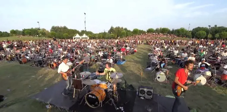 1000 musicisti per i Foo Fighters. Dave Grohl: "Ci vediamo a Cesena"