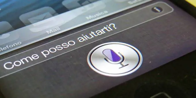 Siri ascoltava i dialoghi: Apple si scusa con utenti e licenzia 300 dipendenti