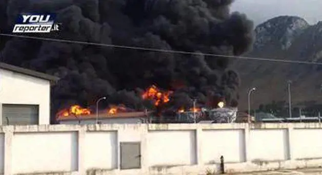 Palermo, brucia deposito di benzina: fiamme alte