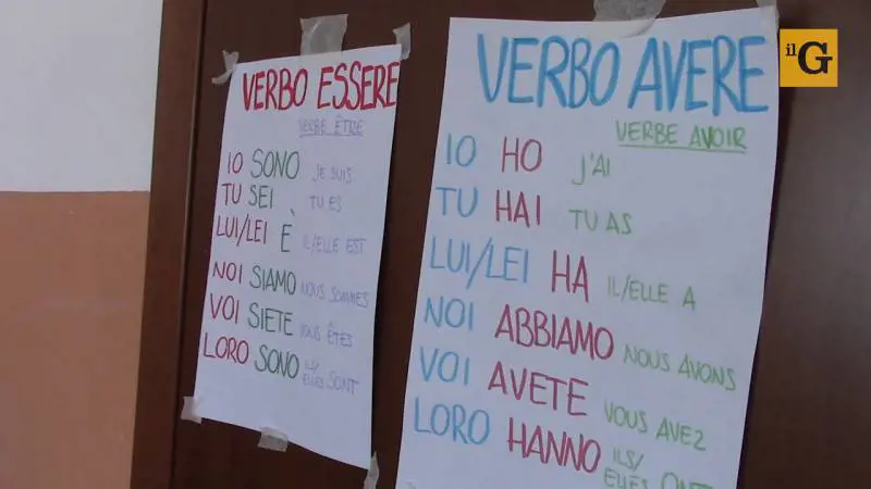 Gli immigrati nelle case e gli italiani per strada