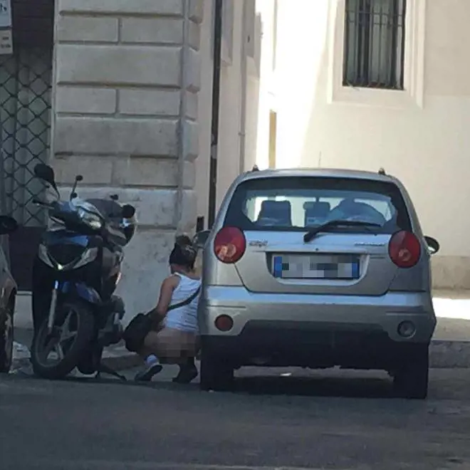 Roma allo sbando, donna defeca a due passi dal Quirinale