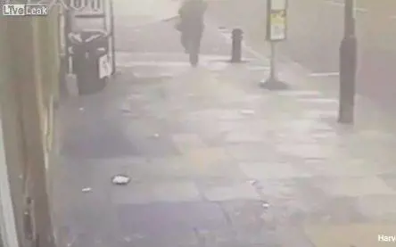 Non prende il bus e si salva la vita