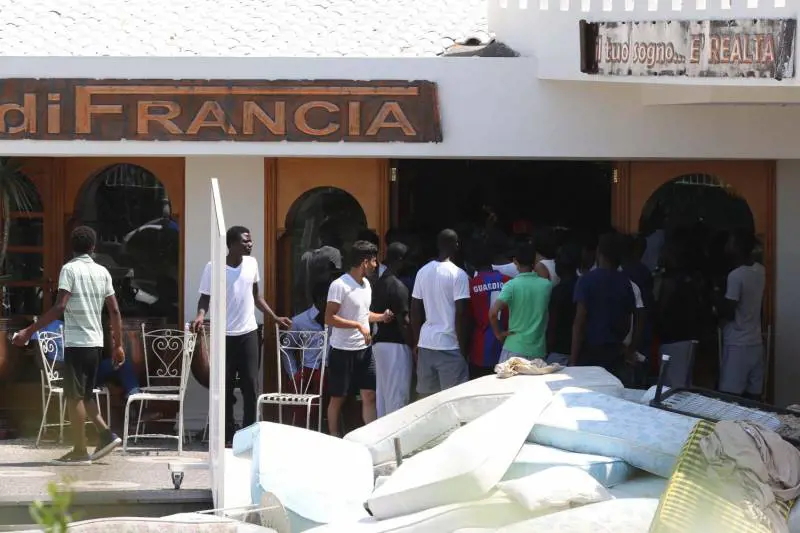 Giugliano, la protesta dei migranti. Mobili e materassi buttati in strada