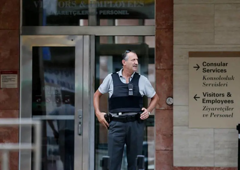 Una guardia armata fuori dal consolato americano a Istanbul