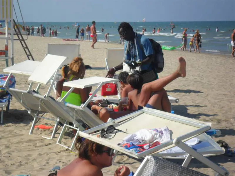 La provocazione choc. Ombrelloni riservati soltanto ai vu' cumprà