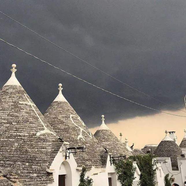 Castellana Grotte, fulmine colpisce un trullo: 14 feriti