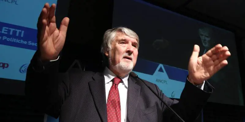 Dopo la laurea, Poletti rottama pure "l'ora-lavoro". Camusso: "Basta battute"