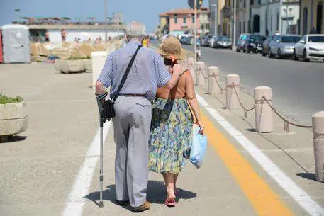 A 90 anni chiede il divorzio per andare con l'amante. La moglie: "Dimmi che è uno scherzo..."