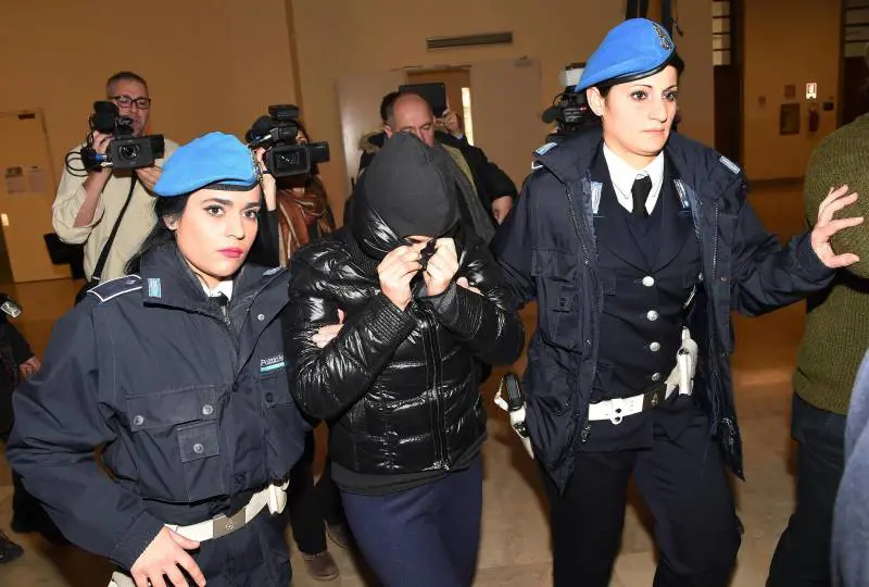 Coppia dell'acido, il pm in clinica con un regalo per il neonato. Martina: "Mi hanno distrutta"