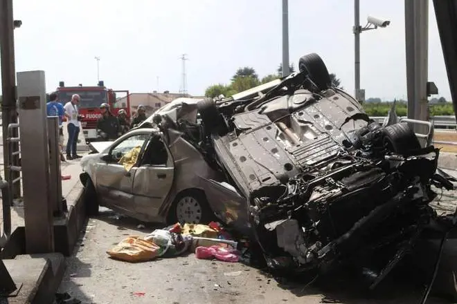 Ravenna, incidente sulla A14, schianto al casello: 2 morti