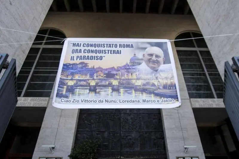 Casamonica, fedeli contro il prete: "Domenica non entriamo in Chiesa"