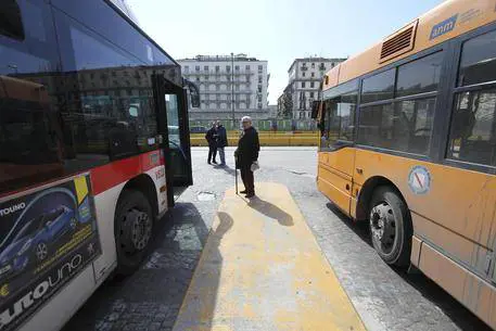 Napoli, sui bus arrivano i carabinieri in borghese