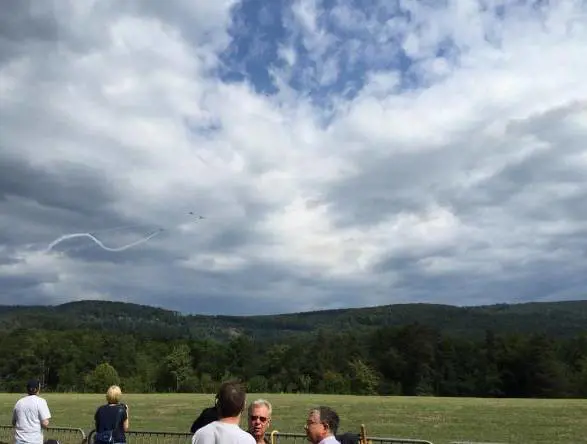 In alto a sinistra le evoluzioni degli aerei all'Air Show di Dittingen, in Svizzera