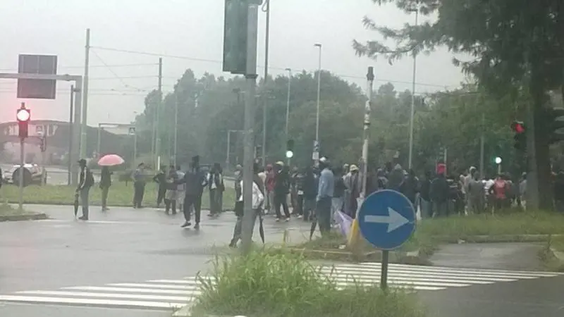 I profughi bloccano Milano: scontri e traffico in tilt