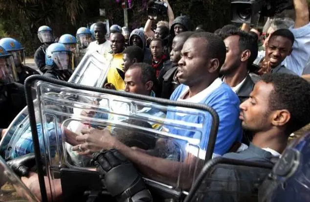 "Niente pizza e hamburger": e i migranti bloccano Milano