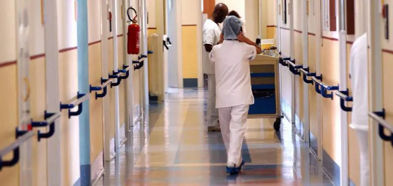 "Valium per tenere buoni i pazienti". Morti sospette: infermiera indagata