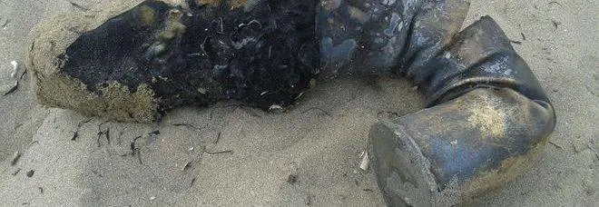 Bimbo gioca con un tubo, ma scoprono che è una bomba