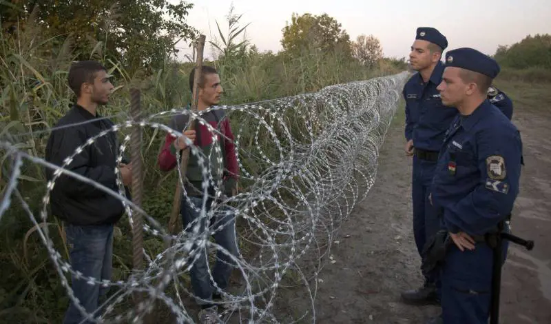 Continua l'invasione migranti: Ungheria pronta a nuovo muro