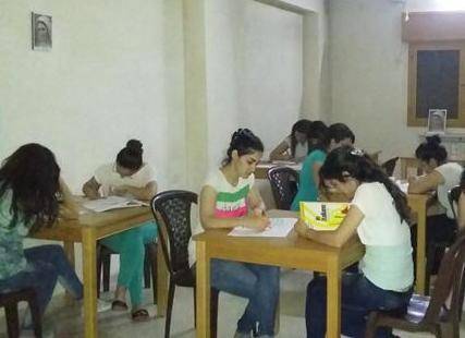 Studentesse cristiane ad Aleppo, in uno dei rari momenti in cui è disponibile l'elettricità