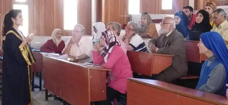 Una studentessa durante la discussione della tesi nell'Università di Aleppo
