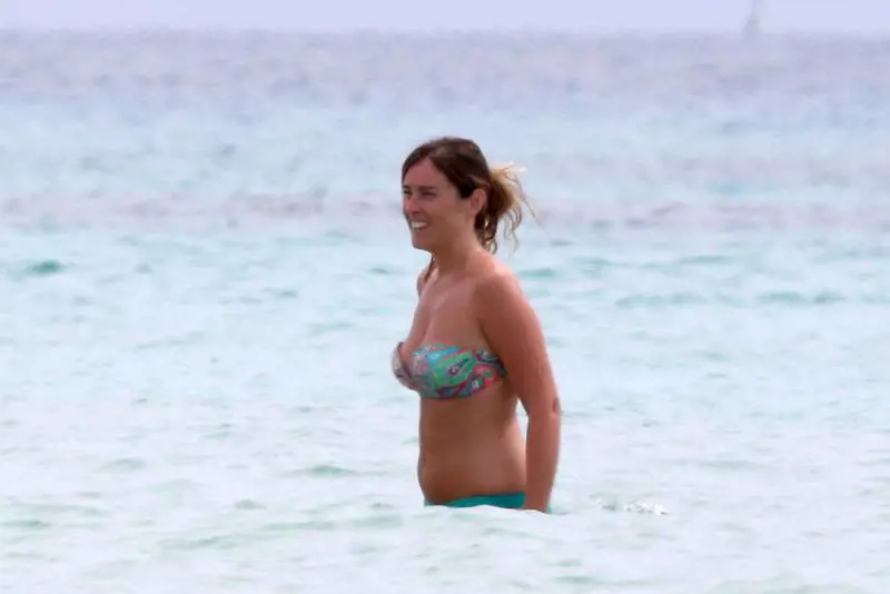 Ancora bikini a Formentera: vacanze infinite per la Boschi