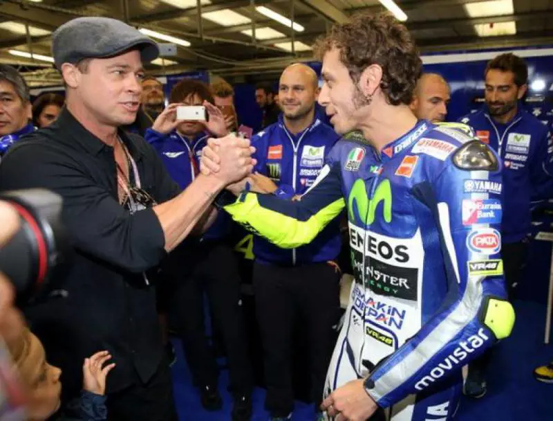 Valentino Rossi tocca Brad Pitt e la fidanzata gli bacia la mano