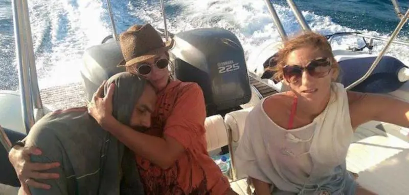 Migranti, la donna nella foto: "Io eroina? Affogava, l'ho solo salvato"