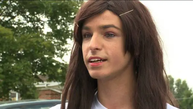 Trans usa i bagni femminili al liceo. Ma i compagni di scuola si ribellano