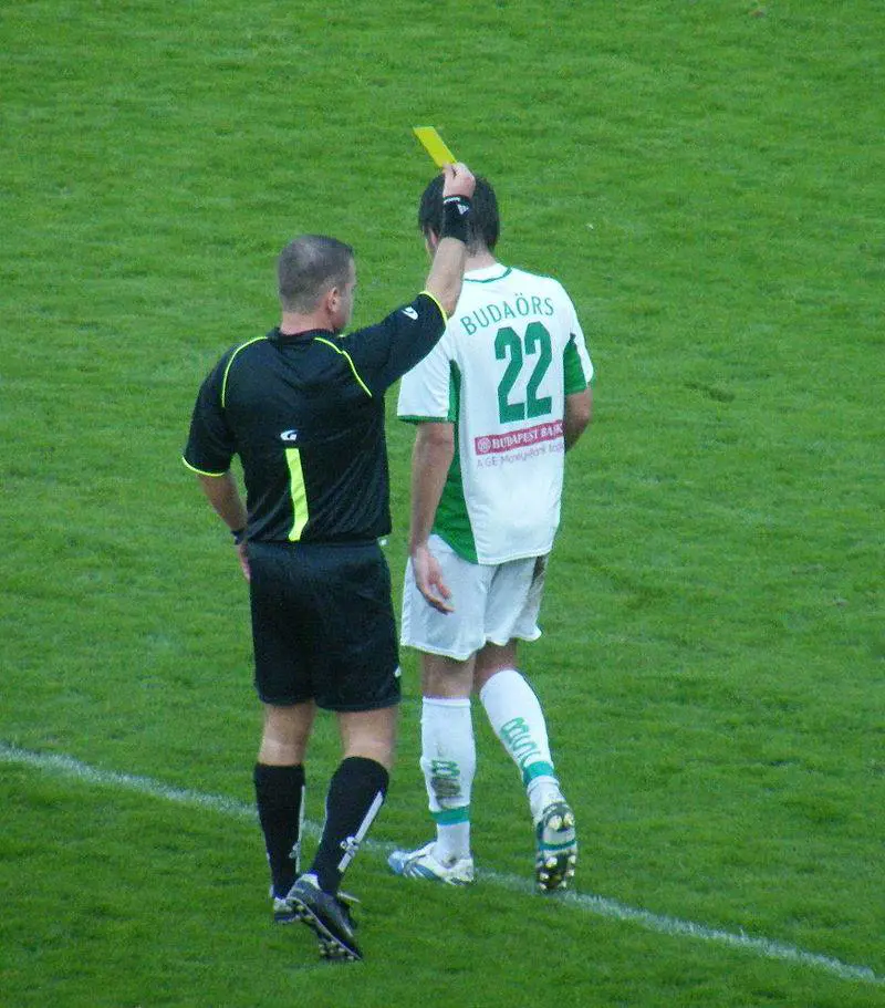 Non solo giallo e rosso: per i calciatori di serie B arriva il cartellino verde