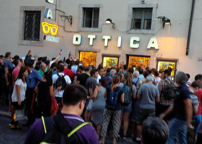 Roma, il Papa dall'ottico ​per il cambio di occhiali