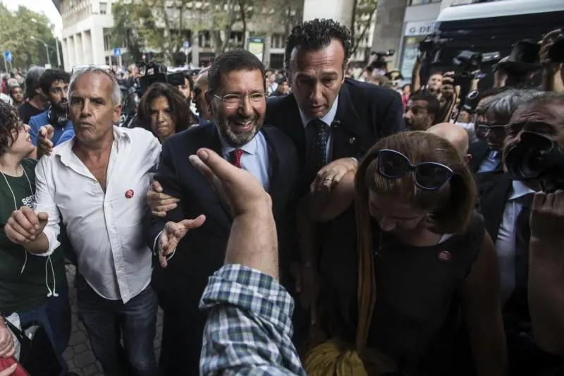 Marino ritorna a Roma e si precipita in piazza Ma raccoglie solo insulti