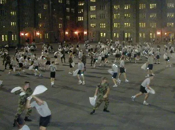 West Point, la tradizionale battaglia a cuscinate finisce con trenta feriti