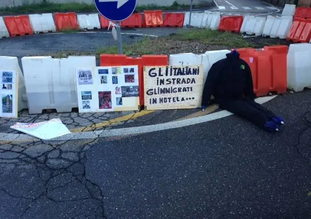 Manichini neri senza testa contro l'arrivo dei profughi