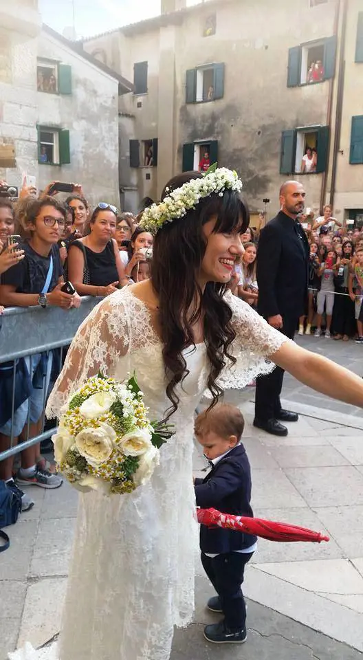Le nozze di Elisa. Fiori d'arancio per la cantante di Monfalcone