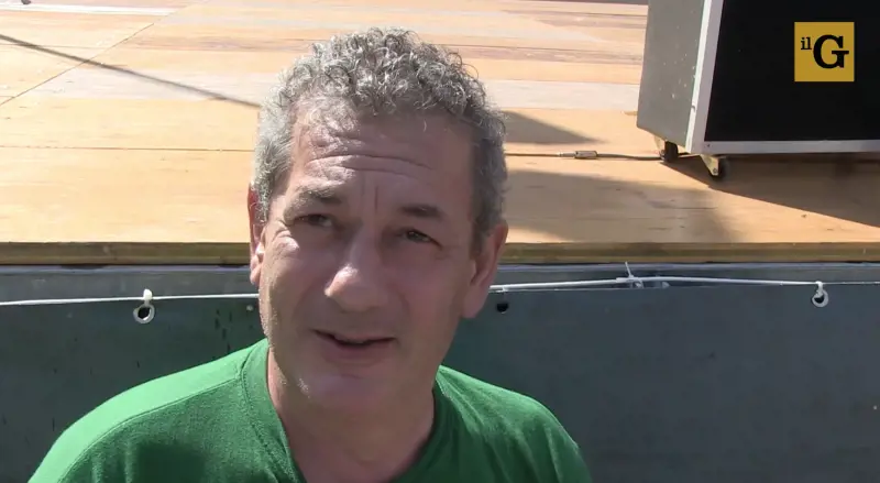 Terremotato vuole darsi fuoco: "Gli immigrati comodi nelle case, io costretto a dormire in strada"