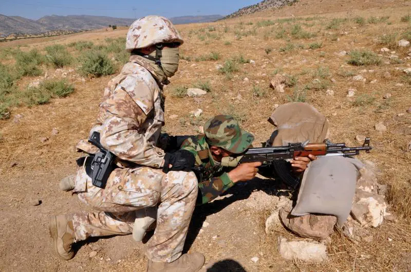 I paracadustisti del 187esimo reggimento Folgore addestrano i curdi ad Atroux nel nord dell'Iraq