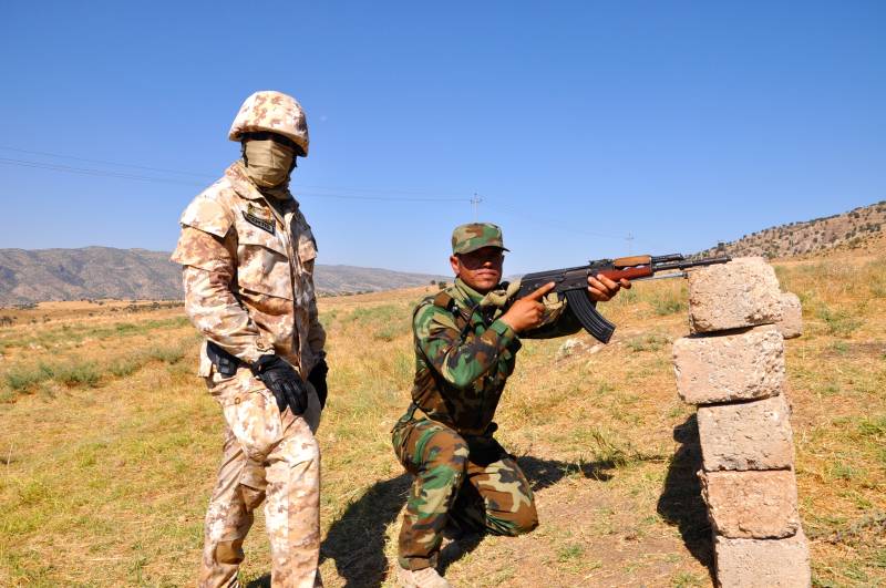 I paracadustisti del 187esimo reggimento Folgore addestrano i curdi ad Atroux nel nord dell'Iraq