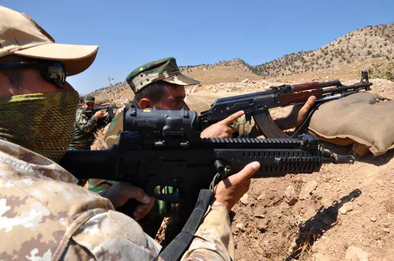 I parà con i curdi in trincea durante l'addestramento ad Atroux