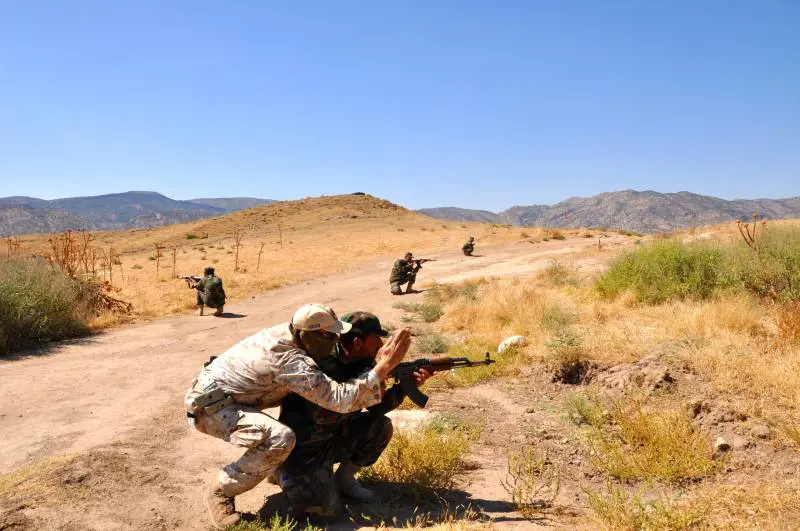 I paracadustisti del 187esimo reggimento Folgore addestrano i curdi ad Atroux nel nord dell'Iraq